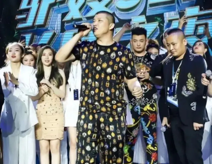 网红二驴平荣离婚事件_二驴的网红八卦是谁-_二驴平荣直播间争吵真相