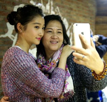娱乐圈父女关晓彤_关晓彤家庭背景_关晓彤母亲李君